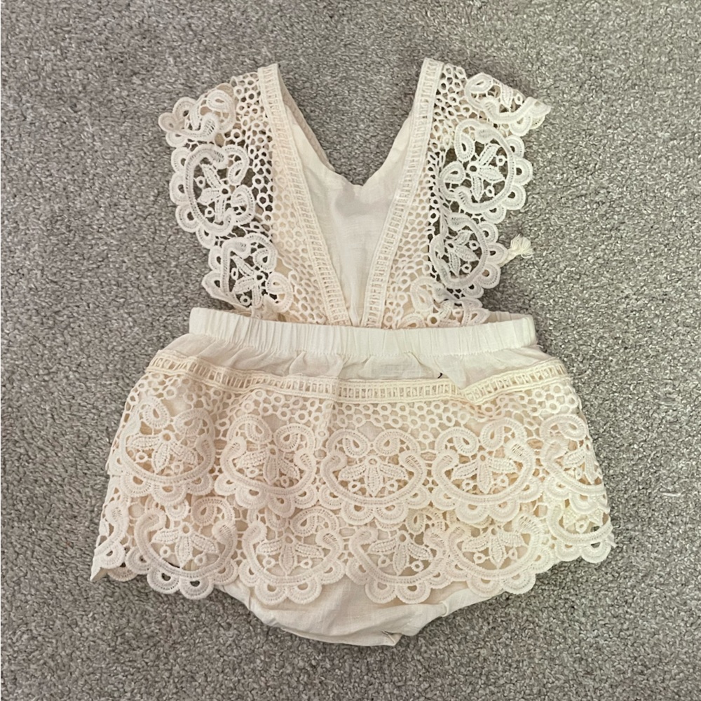 Cream lace adjustable bubble
